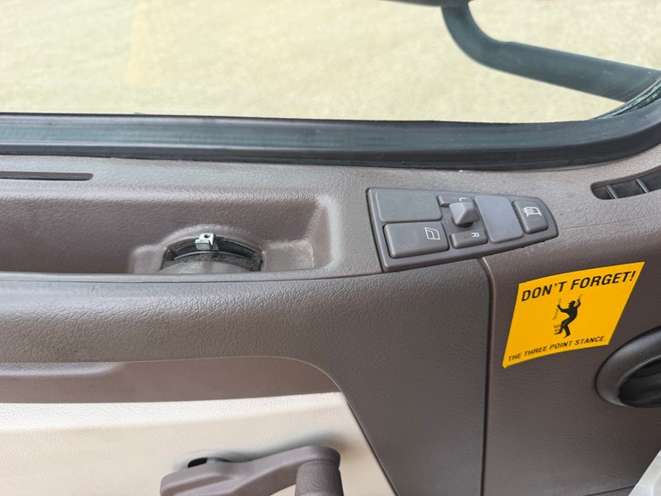 2015-volvo-vnm64t200-image-12