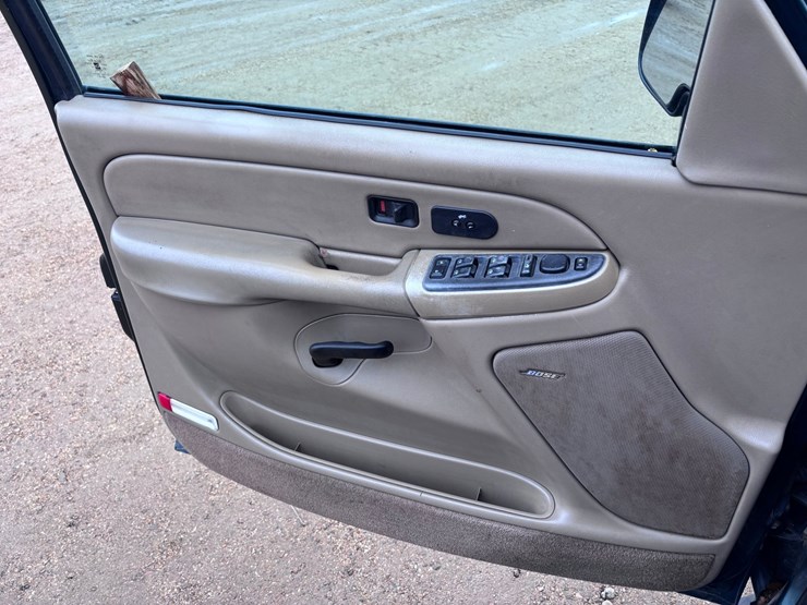 2004-chevrolet-suburban-image-10