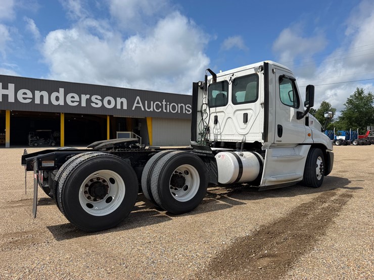 #16229-•-2017-freightliner-cascadia-px12506457-image-3