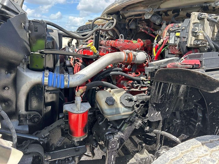 2013-freightliner-m2-106-image-9