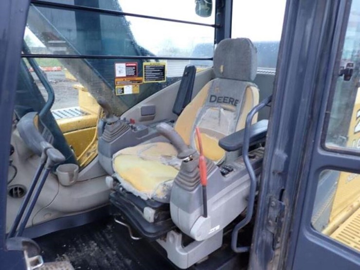 2010-deere-270d-lc-image-17