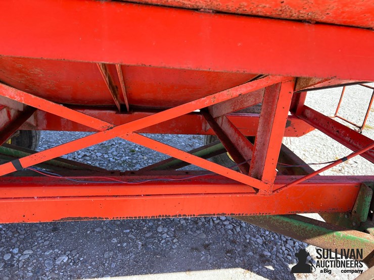 kilbros-350-gravity-flow-wagon-on-jd-running-gear-image-13