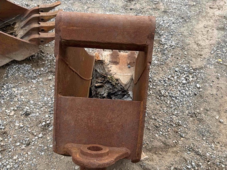 12”-cp-toothed-bucket-image-3