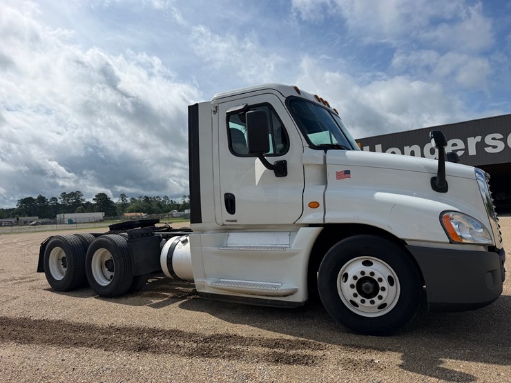 #16229-•-2017-freightliner-cascadia-px12506457-image-2