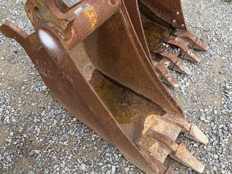 12”-john-deere-toothed-bucket-image-2