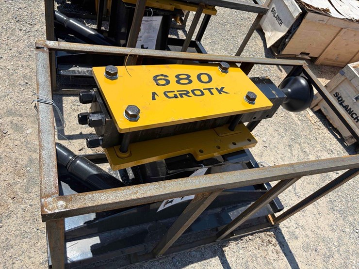 new-agrotk-680-post-driver-image-1