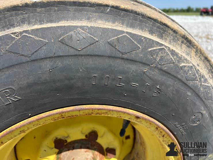 kilbros-350-gravity-flow-wagon-on-jd-running-gear-image-11