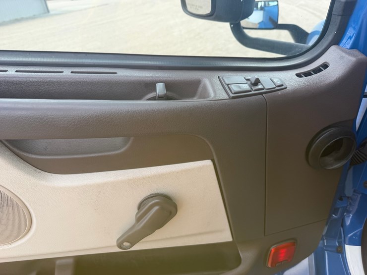 2016-volvo-vnl42t300-image-12