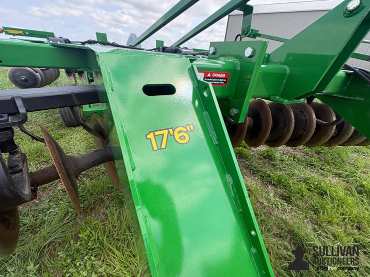 2020-john-deere-2720-image-16