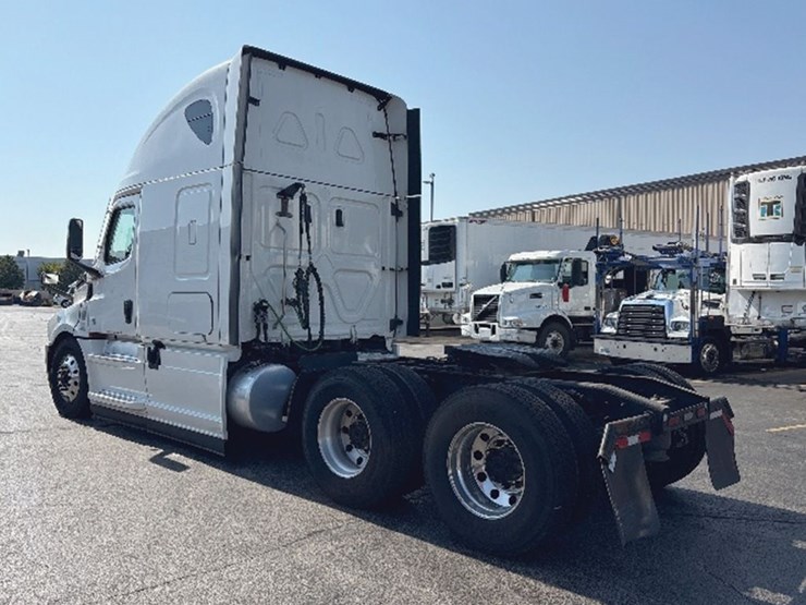 2022-freightliner-cascadia-126-image-2