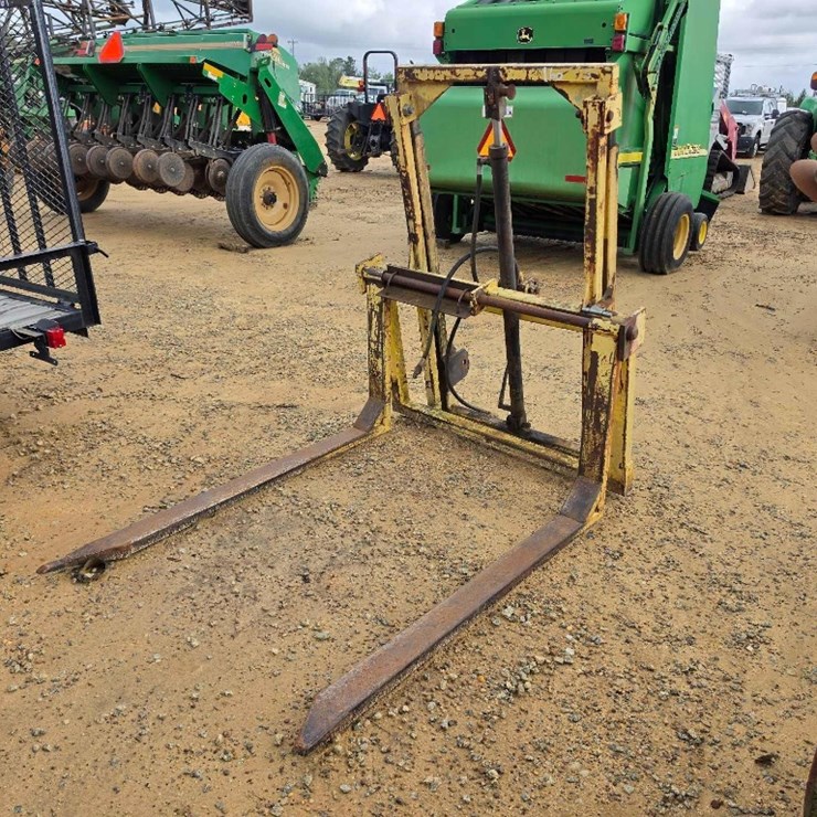 160 - HYDRAULIC HAY FORKS