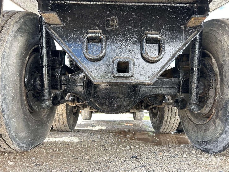 2013-freightliner-m2-106-image-41
