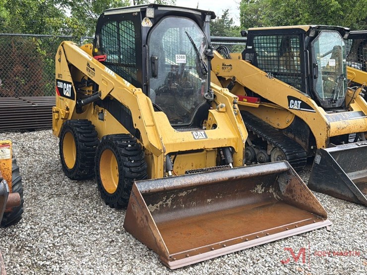 2015-caterpillar-236d-image-1