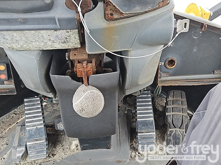 2009-caterpillar-938h-image-26