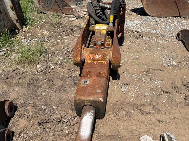 npk-gh4-hydraulic-hammer-attachment-image-1