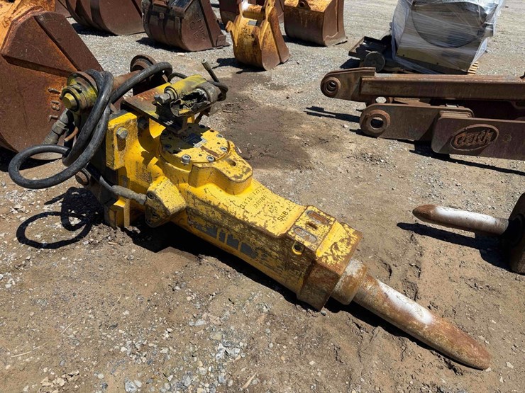 sb552-epiroc-hydraulic-hammer-attachment-image-2