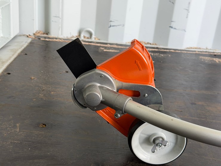 #6021-•-stihl-fc70-edger-image-6