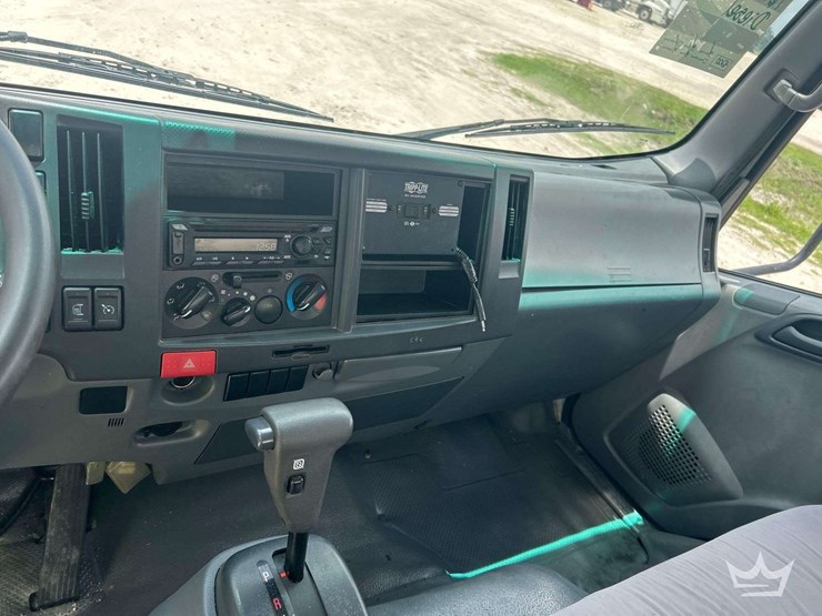 2020-isuzu-nrr-image-15