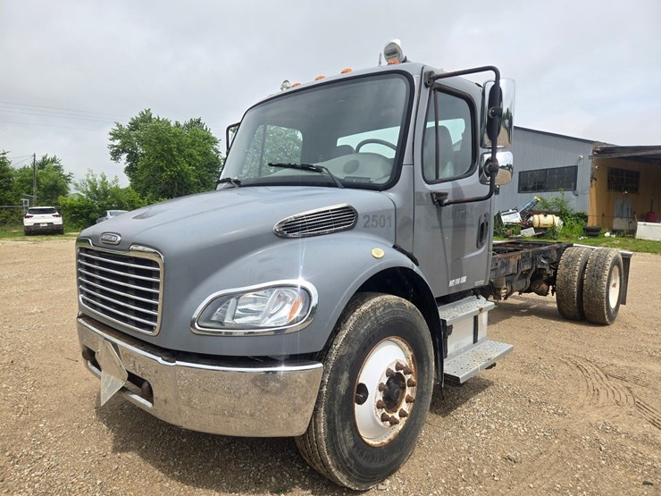 2005-freightliner-m2-106-image-2