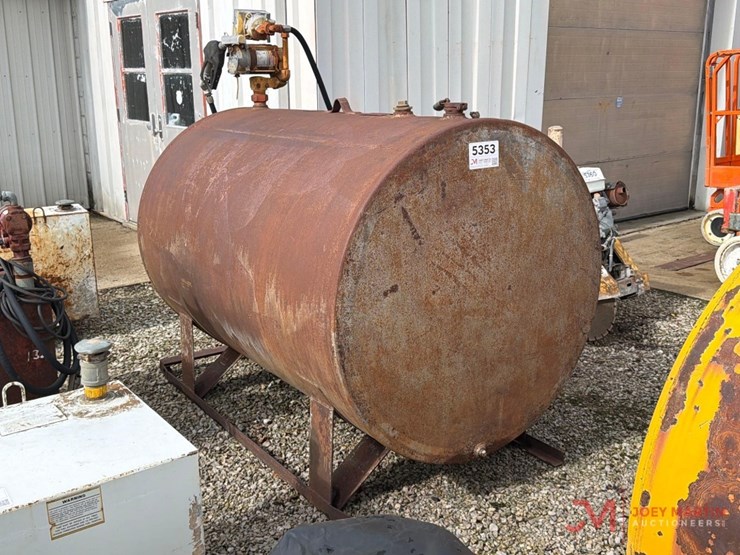 approximately-1,000-gallon-skid-mounted-fuel-tank-w/-gas-boy-electric-pump-w/-meter-image-1