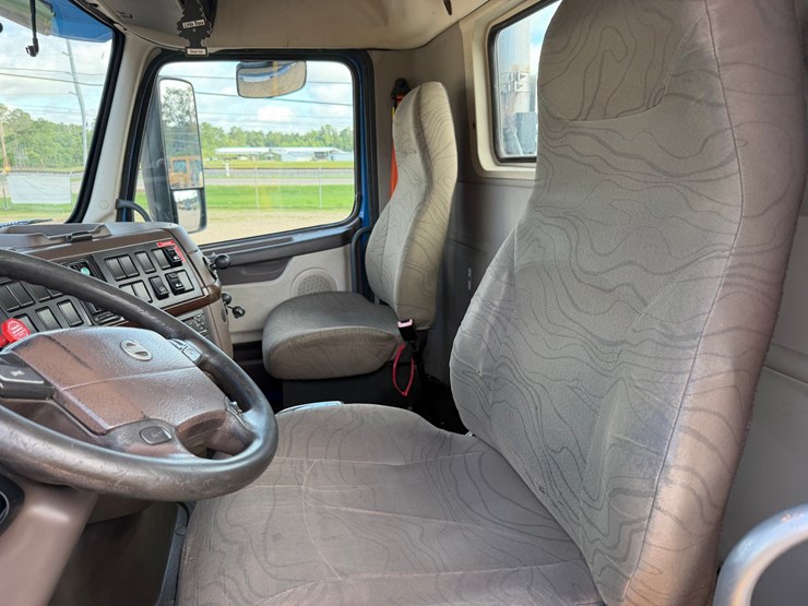 2015-volvo-vnl42t300-image-12