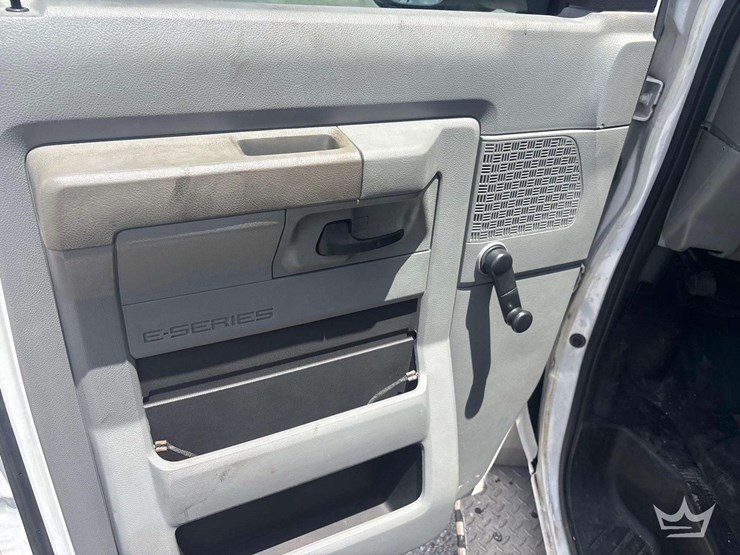 2011-ford-cargo-image-11