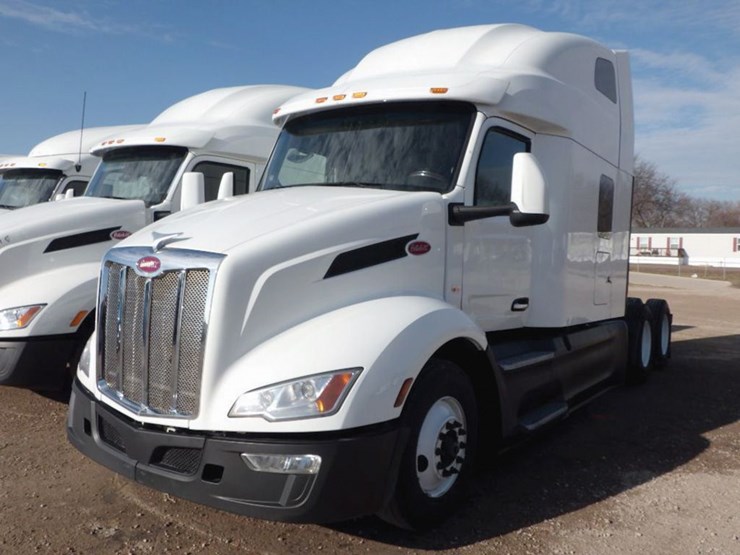 2023-peterbilt-579-image-1