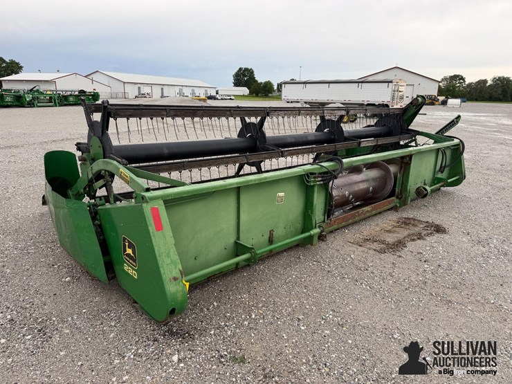 john-deere-220-image-6