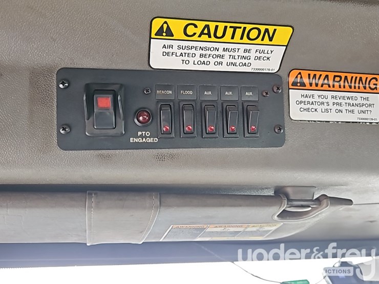 2014-peterbilt-337-image-35