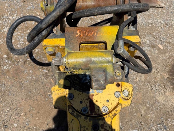 sb552-epiroc-hydraulic-hammer-attachment-image-3