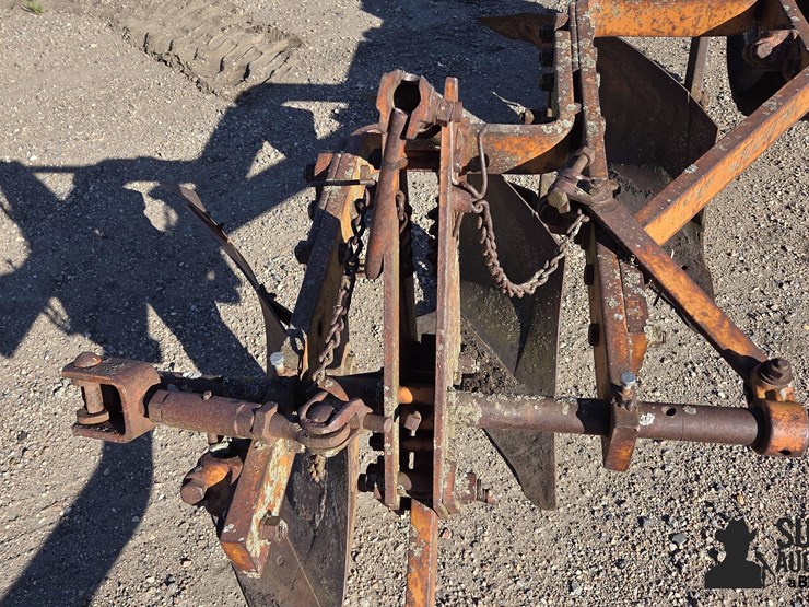 allis-chalmers-3-bottom-plow-image-10
