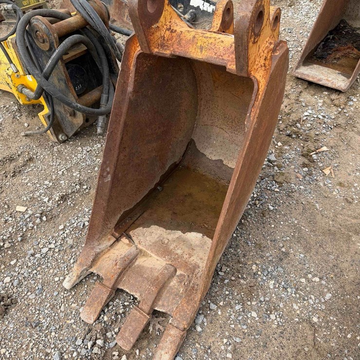16” Toothed Bucket