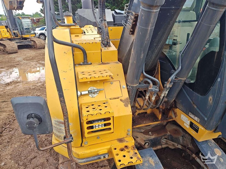 2020-deere-135g-image-43