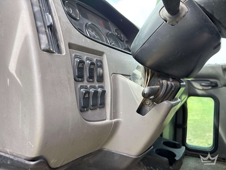 2017-peterbilt-337-image-33