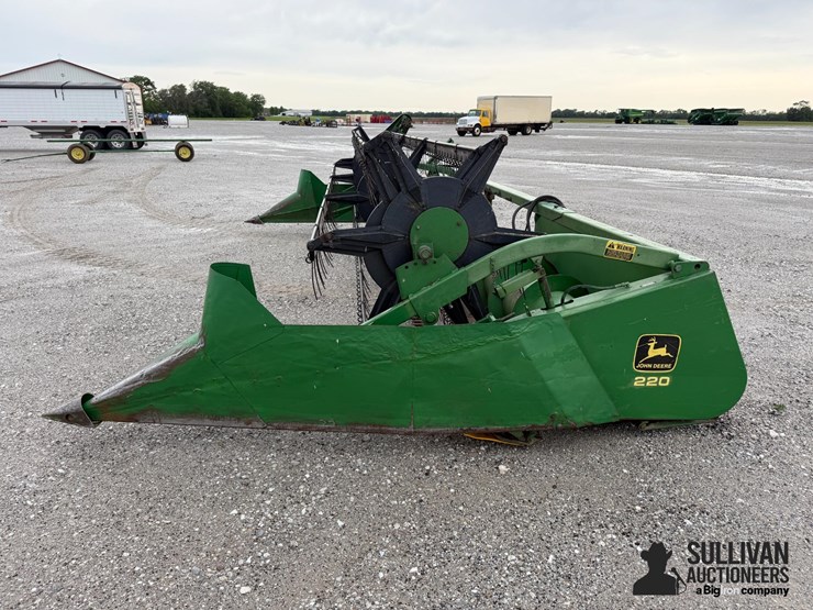 john-deere-220-image-8