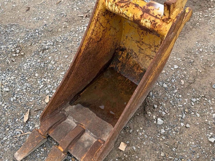 12”-john-deere-toothed-bucket-image-1