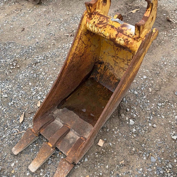 12” John Deere Toothed Bucket