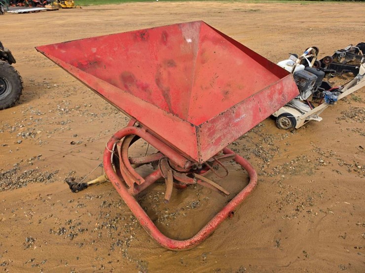 111---lely-3pt-hitch-spreader-image-2