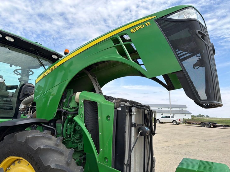 2012-john-deere-8310r-image-38