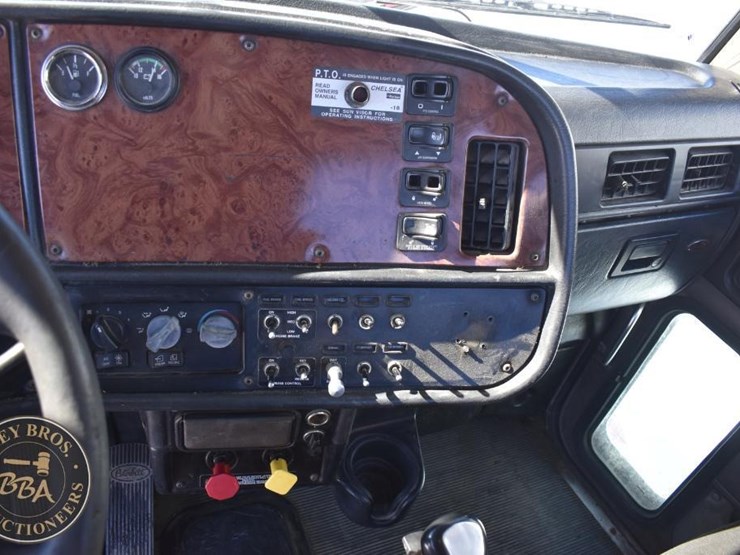 2005-peterbilt-385-image-85