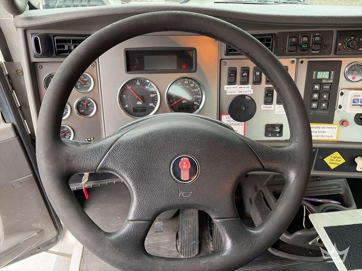 2011-kenworth-t300-image-12