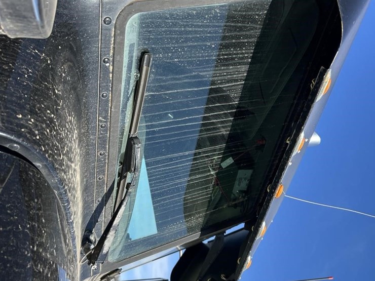 2017-peterbilt-389-image-35