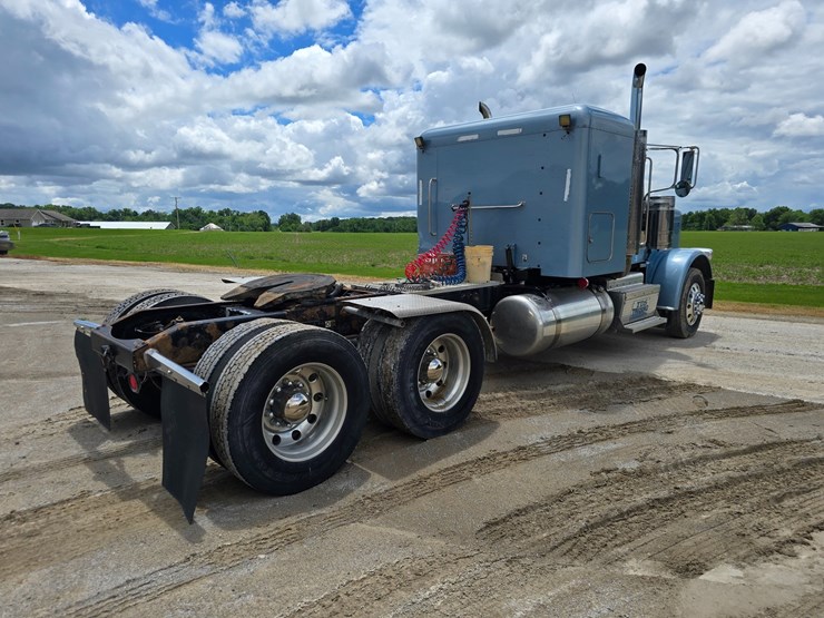 2013-peterbilt-388-image-19