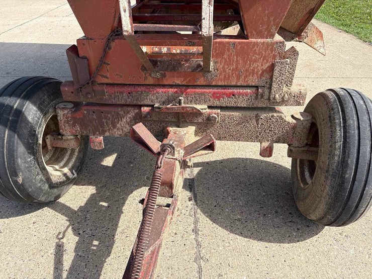 lundell-350-bushel-gravity-wagon-image-12