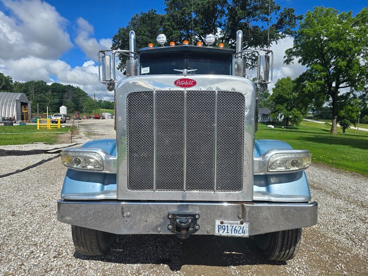 2013-peterbilt-388-image-35