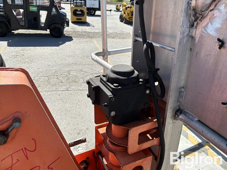 2013-jlg-t350-image-17