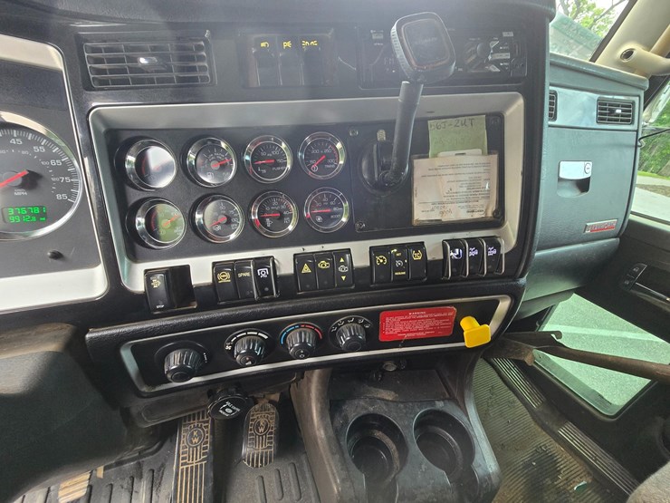 2015-kenworth-t800-image-63