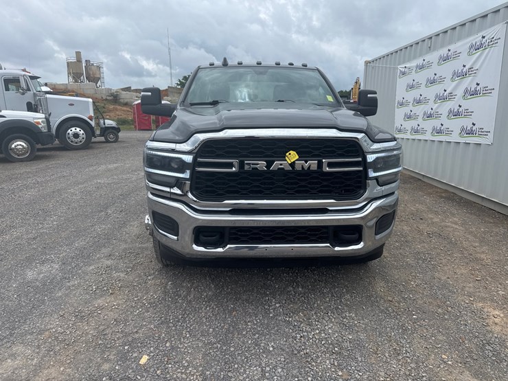 2023-dodge-3500-image-3