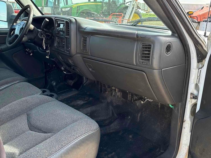 2004-chevrolet-2500hd-image-37