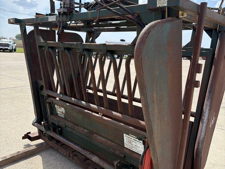 behlen-country-7ft-hydraulic-cattle-squeeze-chute-image-10